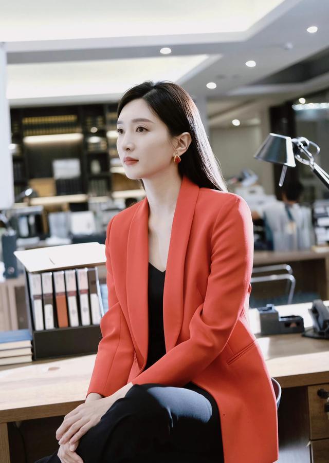 谁说春天就要秀身材,江疏影的“捂春”穿搭,造型精致有气质!休闲区蓝鸢梦想 - Www.slyday.coM 谁说春天就要秀身材,江疏影的“捂春”穿搭,造型精致有气质!休闲区蓝鸢梦想 - Www.slyday.coM