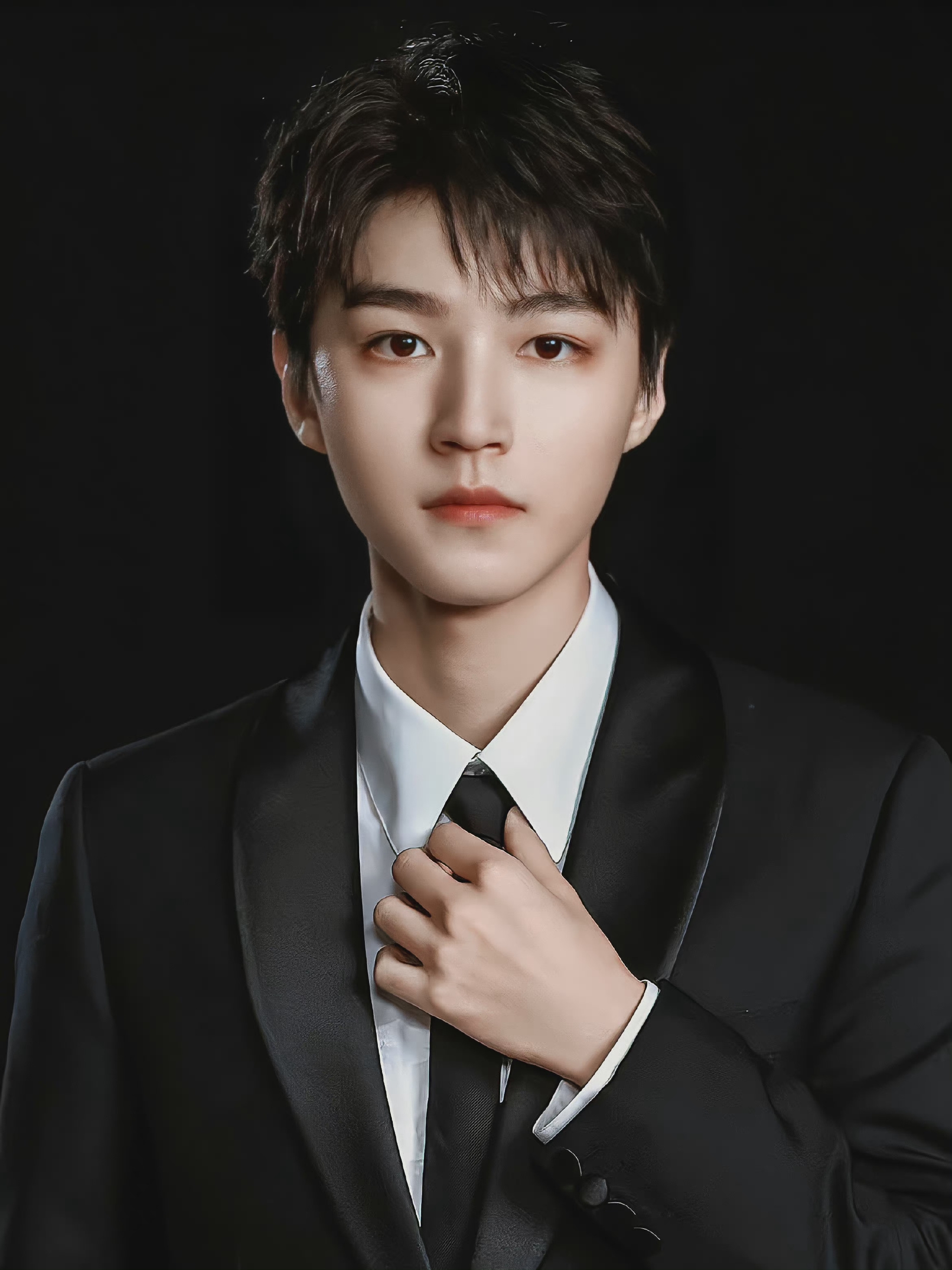 王俊凯新饭制证件照 五官端正,眉眼精致帅气