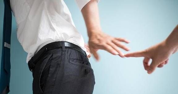 老放屁是在排毒？也可能是身体发出的求救信号，别不当回事！休闲区蓝鸢梦想 - Www.slyday.coM