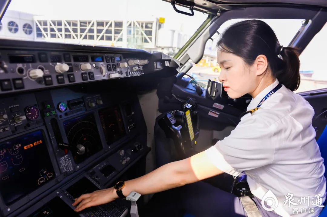 飒飒飒90后女机长冲上云霄