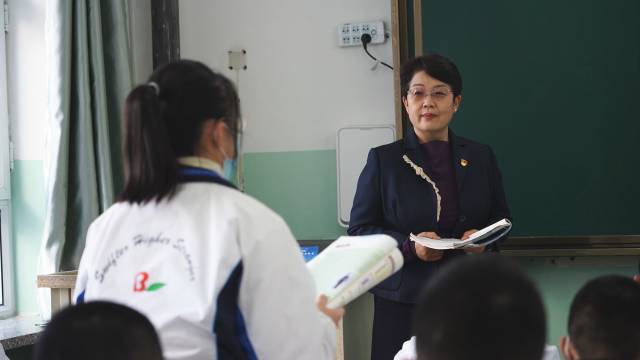 2005届校友六盘水师范学院教师吕晓斌,2006届校友格尔木一中教师平竹