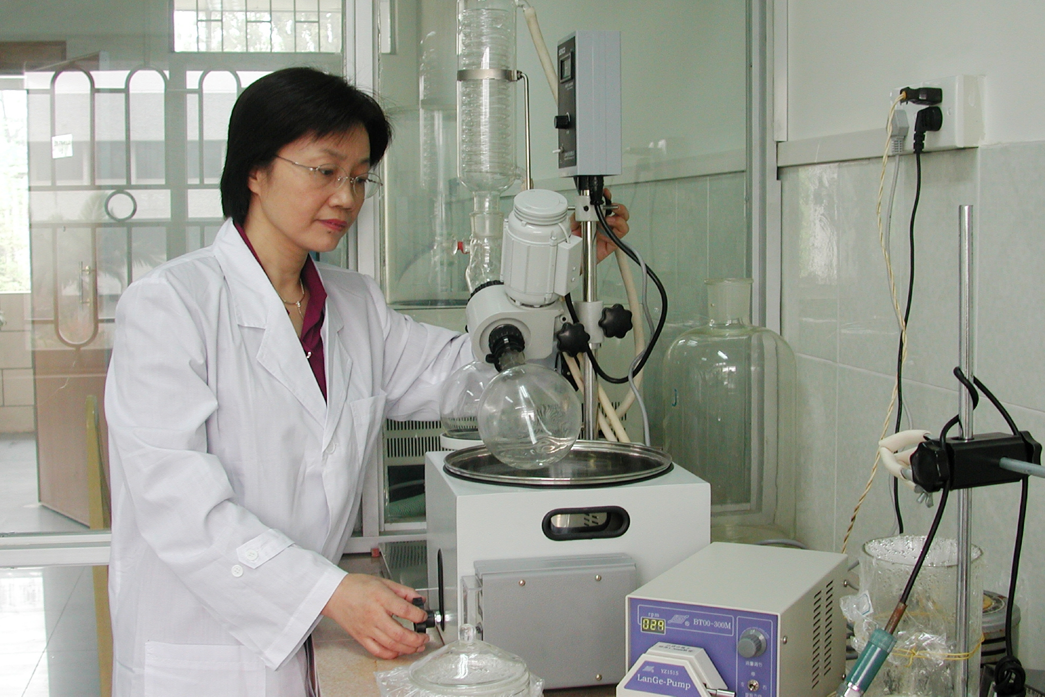 当前,"妇女能顶半边天"这句话用来形容中国女性科研工作者十分贴切.