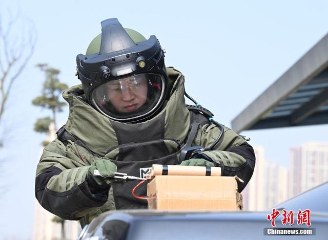 成都市公安局特警支队二大队民警曾玉洁在进行排爆训练. 安源 摄