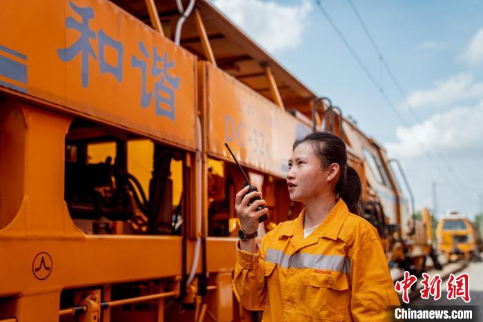 铁路局组织的铁路机车车辆驾驶人员资格考试,成为广西首位大机司机