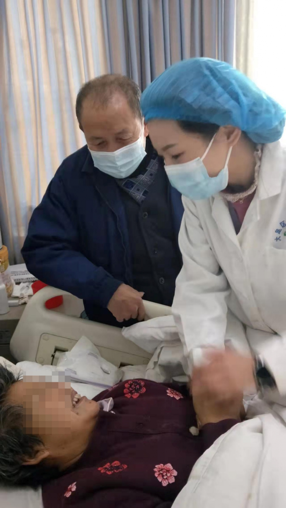 吴娟医生及陈香护士去感染科看望患者