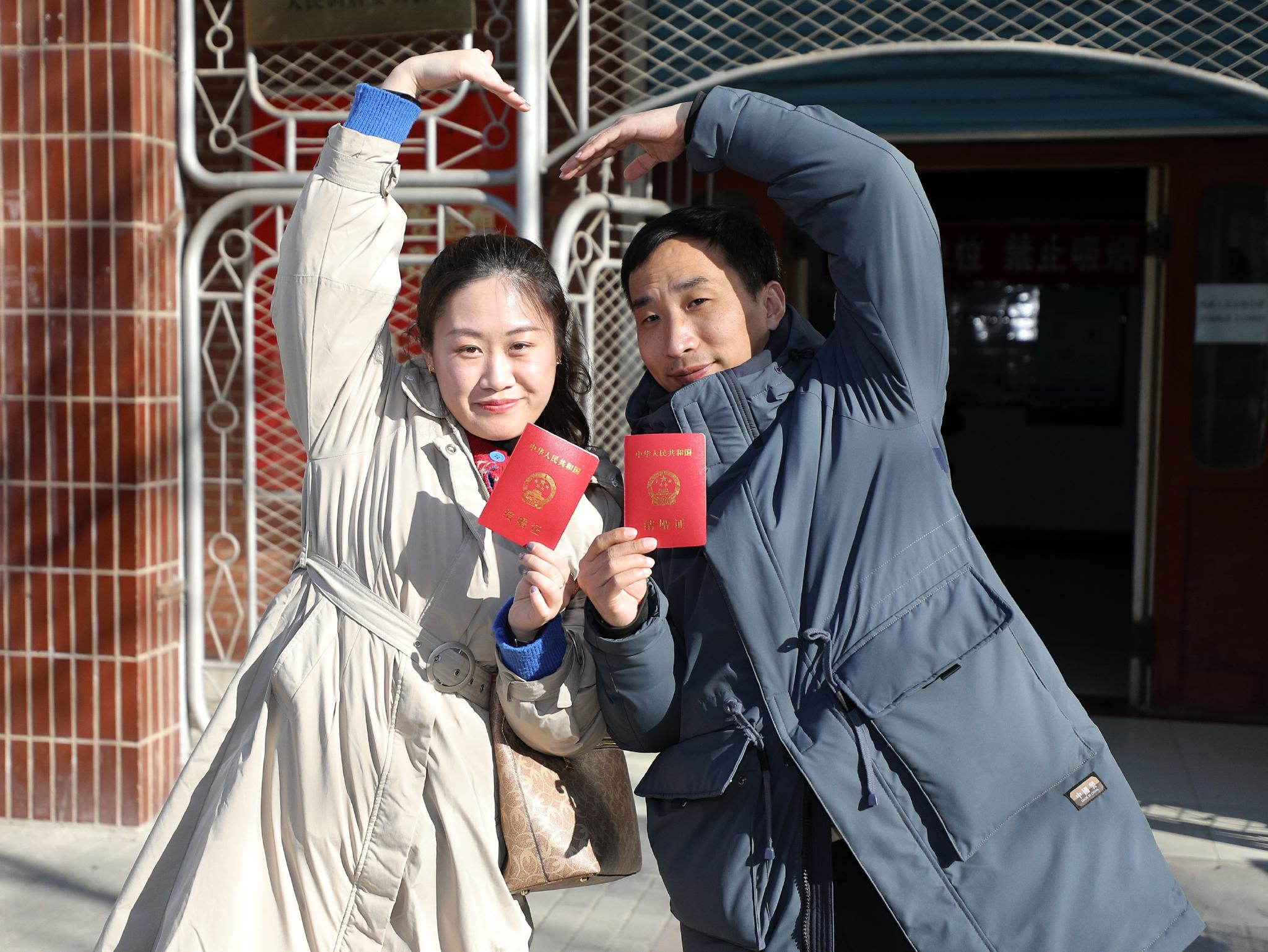 在河北衡水市桃城区民政局婚姻登记处,新人展示刚刚领取到的结婚证