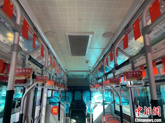 张文涛在车厢顶部悬挂了两排小国旗,在车内贴上"诚信友善""自由平等"