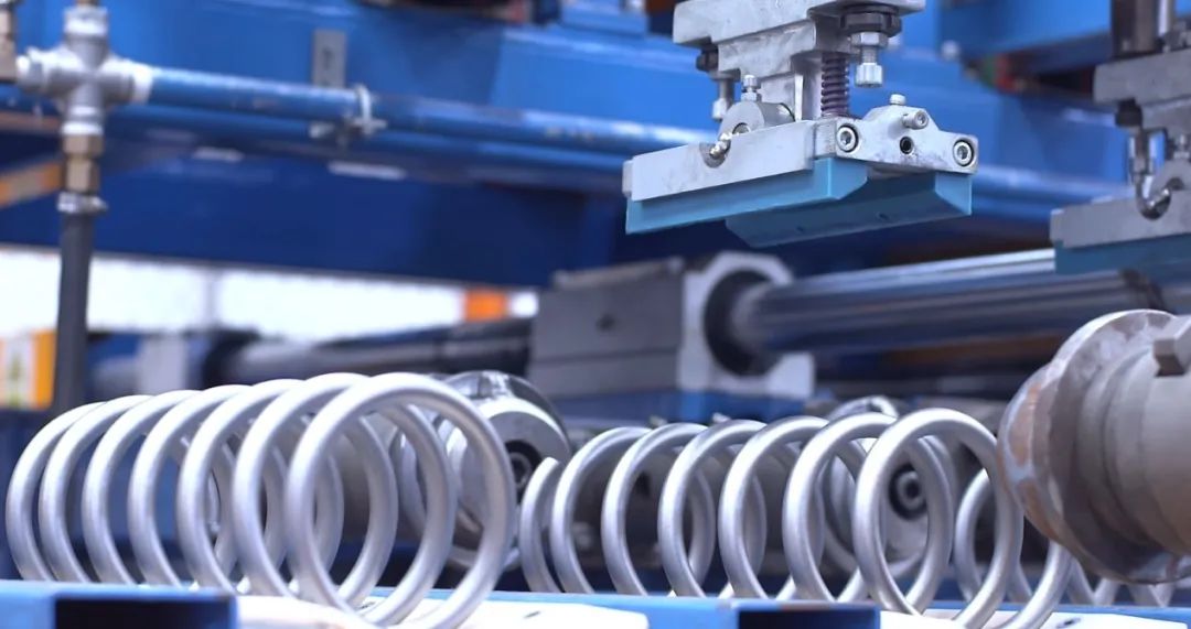 华纬科技数字车间正在生产弹簧