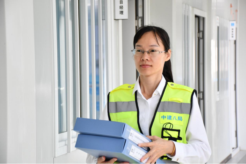 中建八局资料员黄伟洁十年坚守在平凡岗位中成就非凡