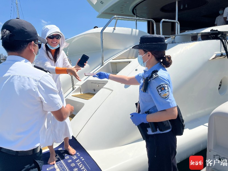 严密构筑管控防线三亚边检女警全力护航口岸安全