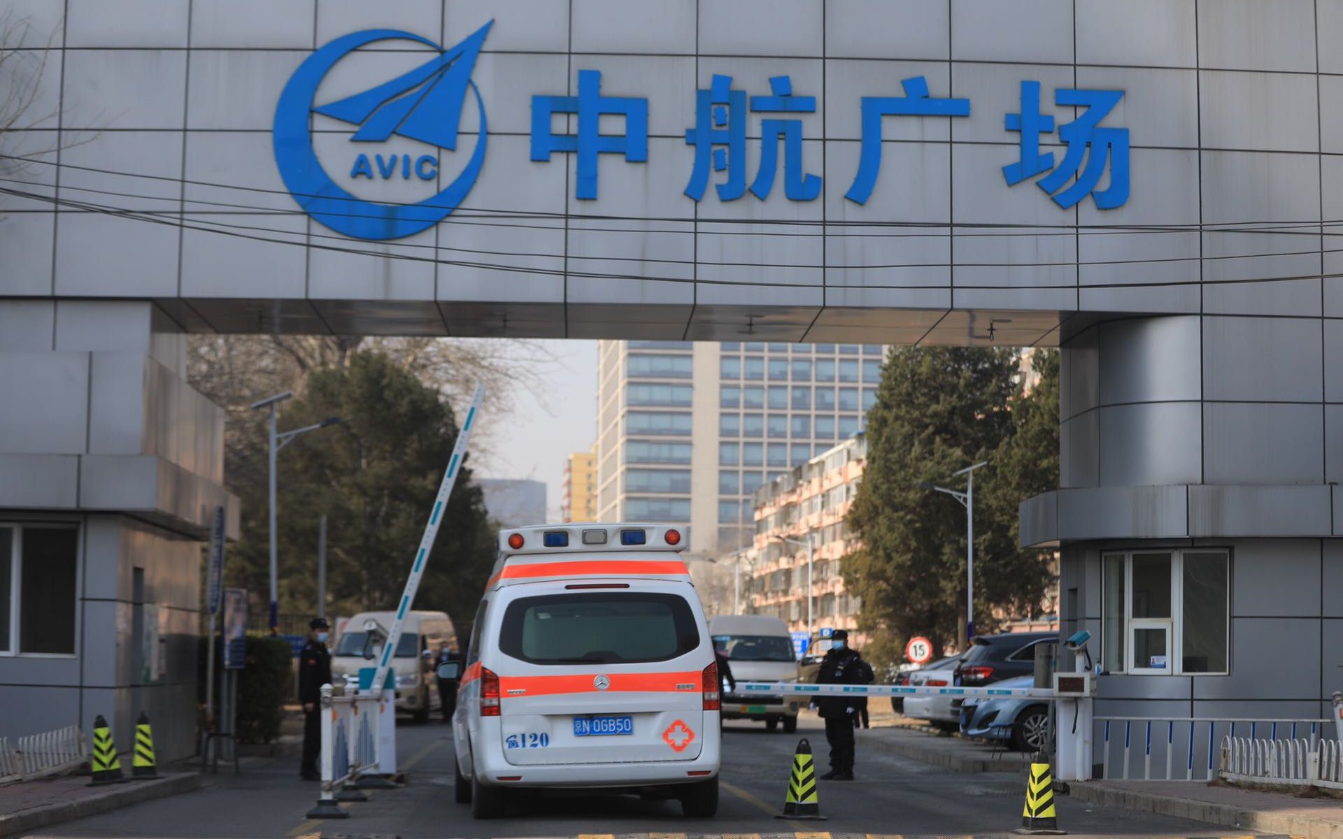 一辆救护车驶入中航广场东门,目前中航广场已采取出入管控措施新京报