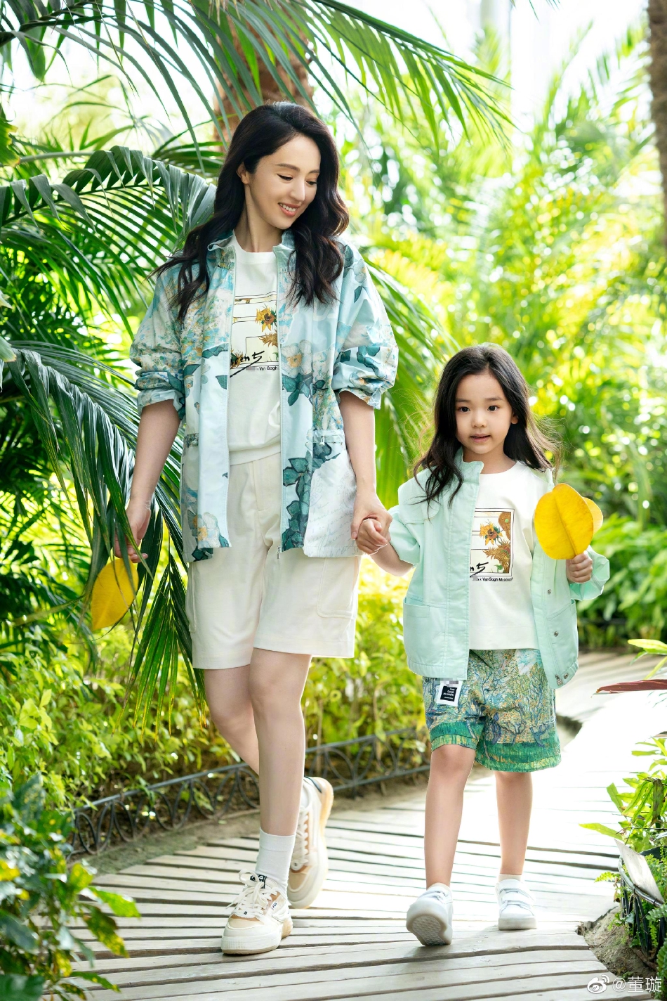 董璇带女儿小酒窝踏春母女穿亲子装有爱对视