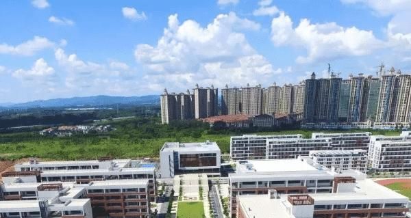 它有两所大学,即广西工业和职业技术学院贵港分院和贵港广播电视大学
