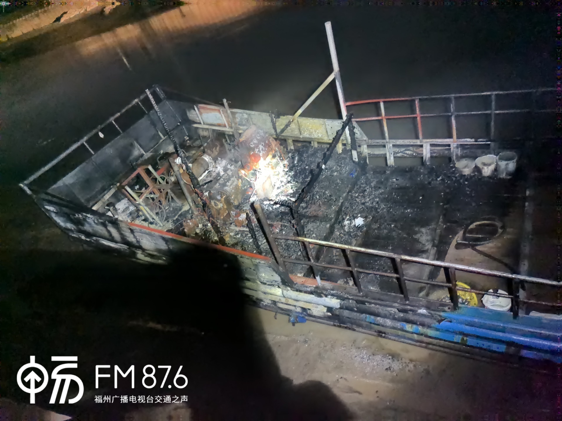 福州长乐凌晨渔船突然起火消防紧急扑救