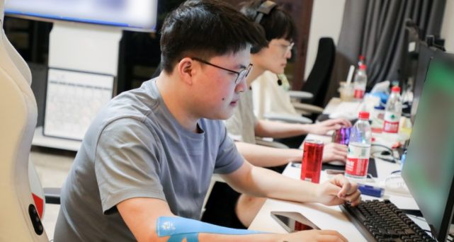 UZI上场又输掉了!V5干碎BLG,Rookie发挥出色,UZI团战被秒休闲区蓝鸢梦想 - Www.slyday.coM UZI上场又输掉了!V5干碎BLG,Rookie发挥出色,UZI团战被秒休闲区蓝鸢梦想 - Www.slyday.coM