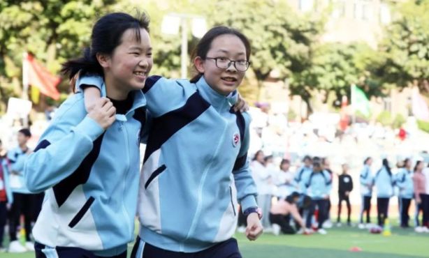 为防止学生早恋,校长“煞费苦心”设计校服,网友却说治标不治本休闲区蓝鸢梦想 - Www.slyday.coM