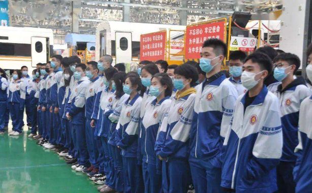 为防止学生早恋,校长“煞费苦心”设计校服,网友却说治标不治本休闲区蓝鸢梦想 - Www.slyday.coM