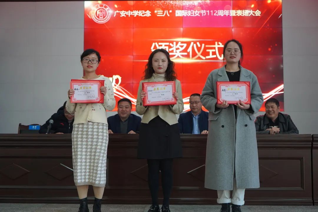 校领导为"巾帼标兵"颁奖获奖代表邱红春老师,吴玉梅老师动情发言,讲述