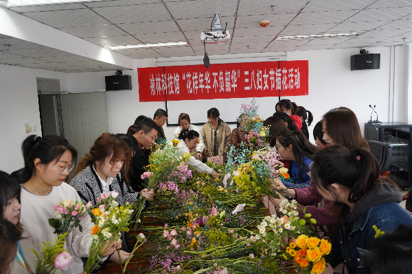 榆林科技馆举办"三八"妇女节插花活动