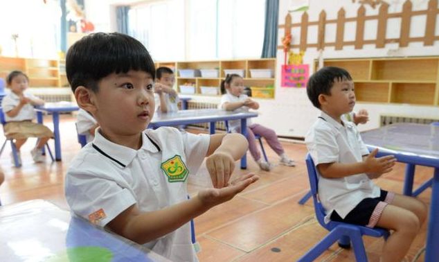 幼儿园老师晒出午餐,不料被家长发现“亮点”,想撤回但为时已晚休闲区蓝鸢梦想 - Www.slyday.coM