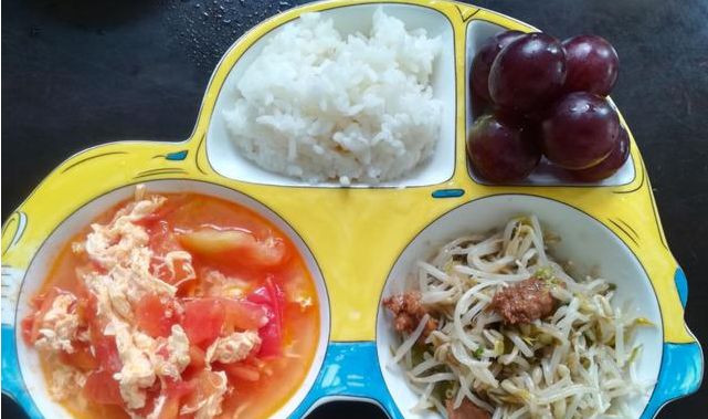 幼儿园老师晒出午餐,不料被家长发现“亮点”,想撤回但为时已晚休闲区蓝鸢梦想 - Www.slyday.coM