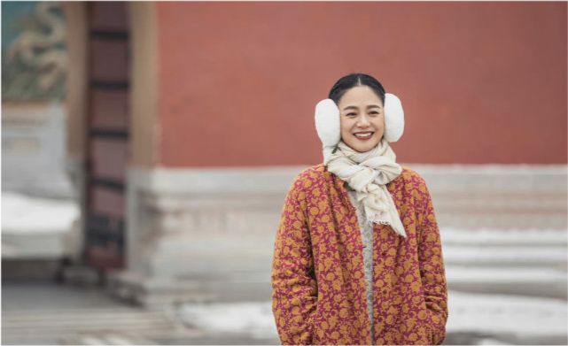 姜文娇妻周韵颜值真高穿红装走在故宫雪景太绝美气质彻底开挂