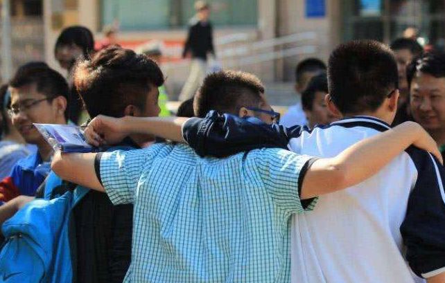 为防止学生早恋,校长“煞费苦心”设计校服,网友却说治标不治本休闲区蓝鸢梦想 - Www.slyday.coM