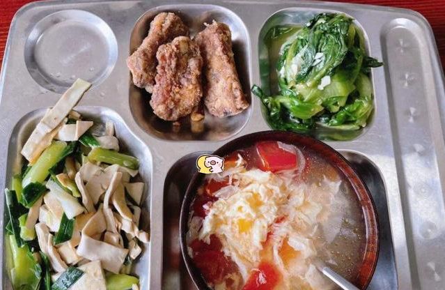 幼儿园老师晒出午餐,不料被家长发现“亮点”,想撤回但为时已晚休闲区蓝鸢梦想 - Www.slyday.coM