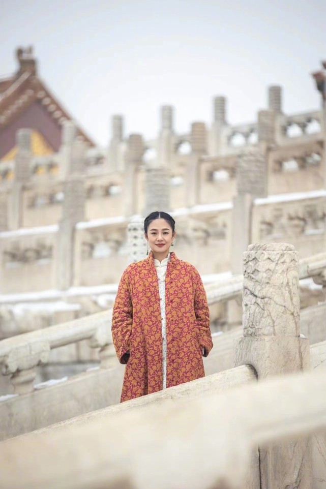 姜文娇妻周韵颜值真高穿红装走在故宫雪景太绝美气质彻底开挂