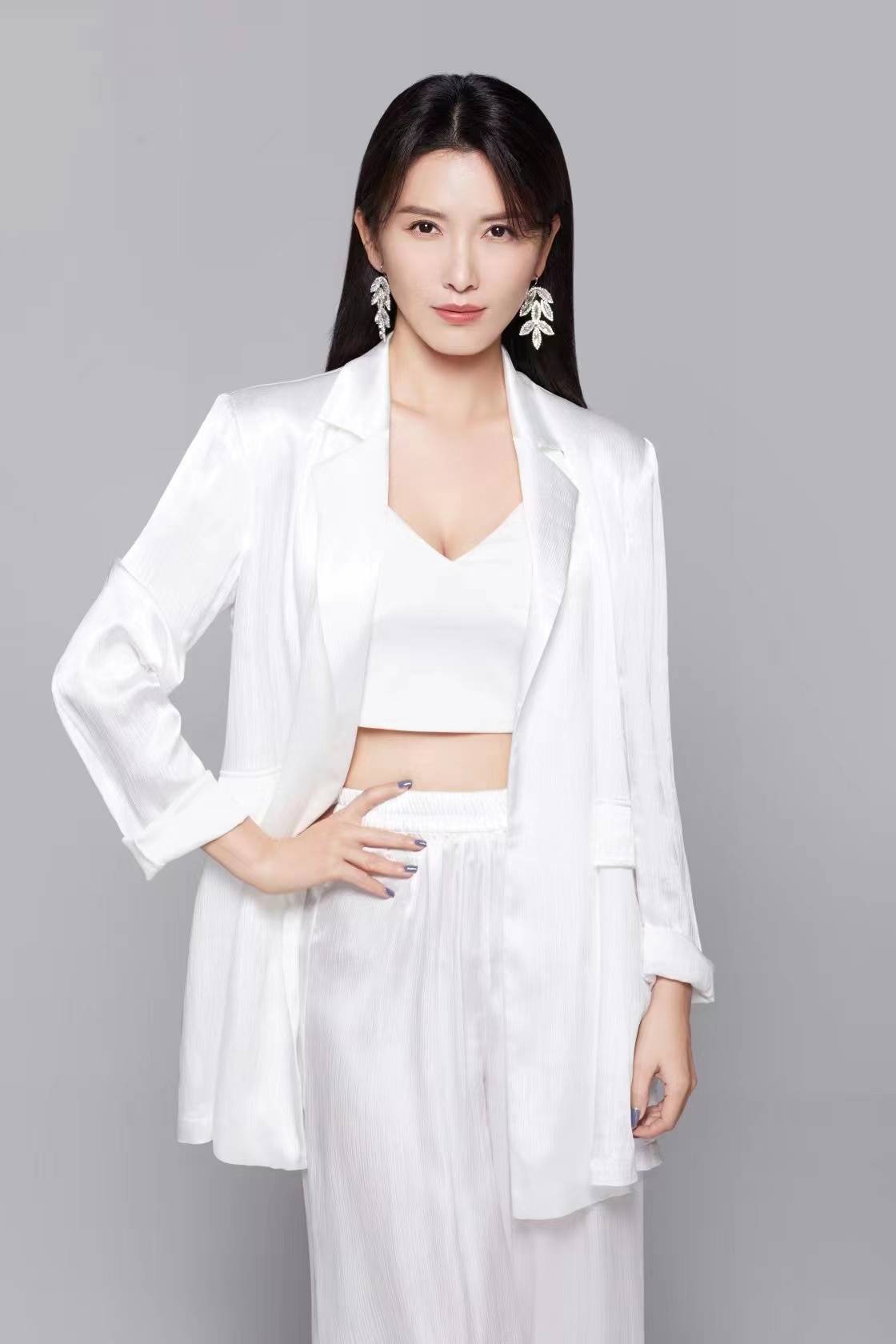 徐洁儿干练写真秀气场自信欢度女神节