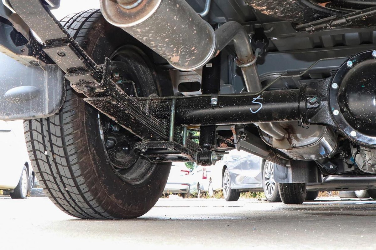 详解五菱荣光加长版中置后驱侧滑门七座布局能拉能装