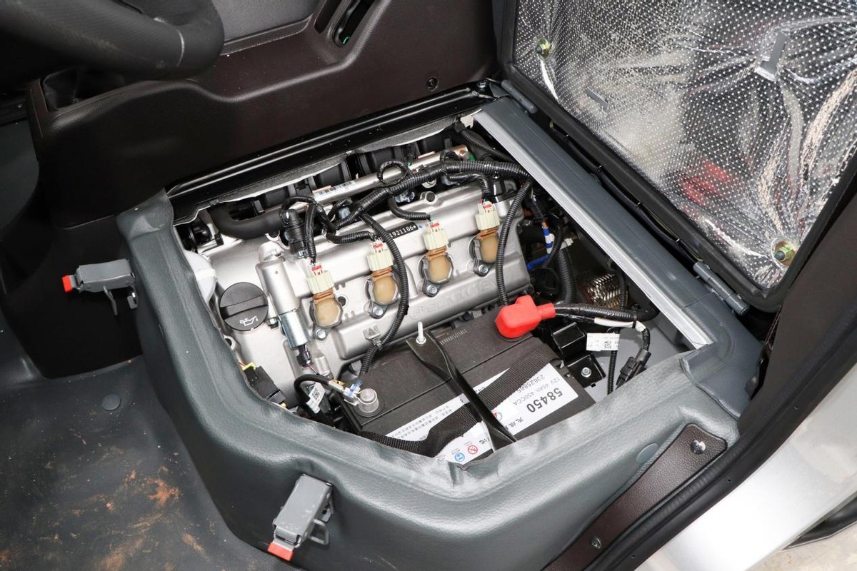 详解五菱荣光加长版中置后驱侧滑门七座布局能拉能装