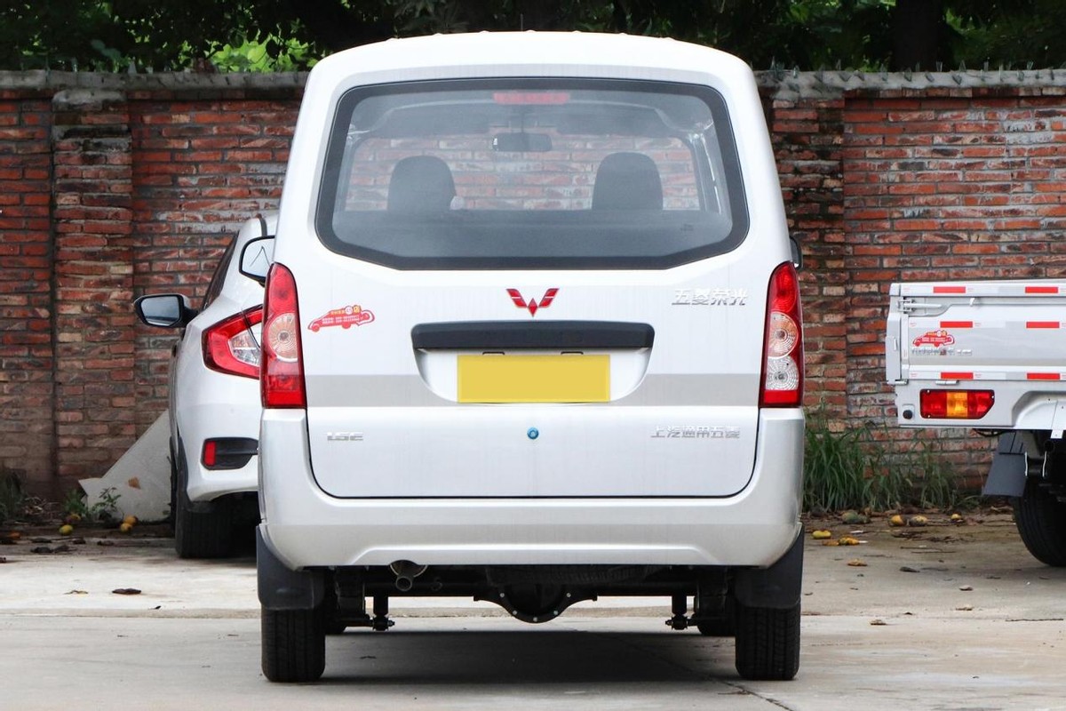 详解五菱荣光加长版中置后驱侧滑门七座布局能拉能装