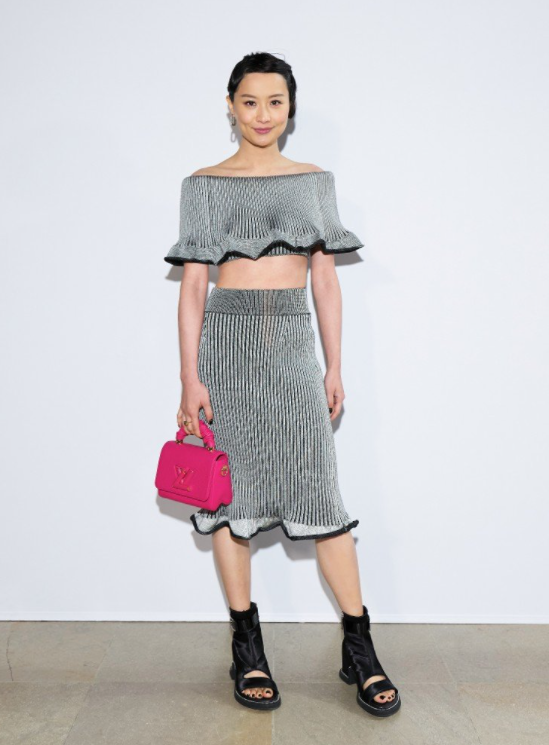 陈法拉的身材已经恢复到纤细苗条的状态,锁骨明显手臂纤细,小腿毫无