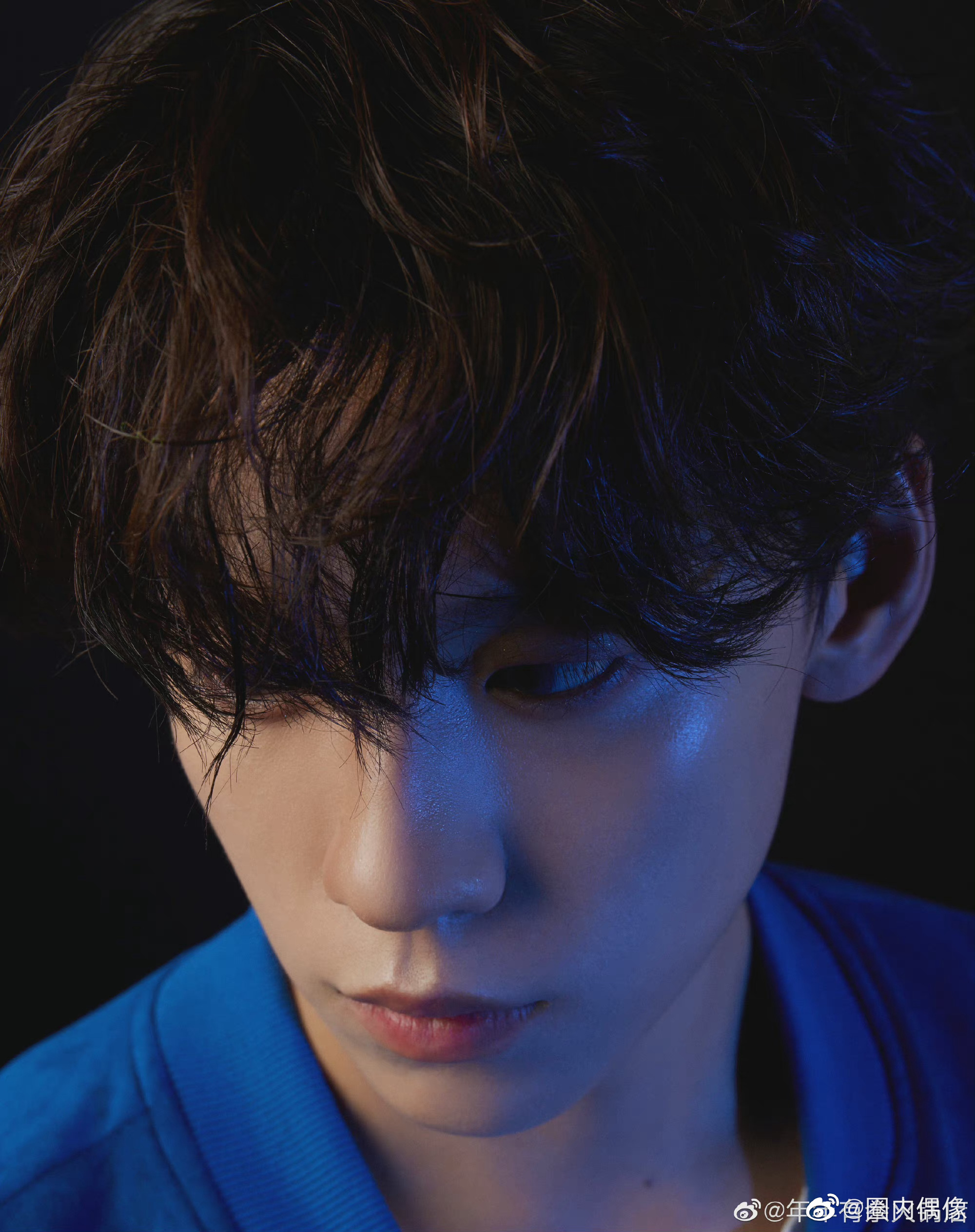 余景天最新海报写真来了 墨镜,卷发,怼脸镜头,蓝色背景满满氛围感 是