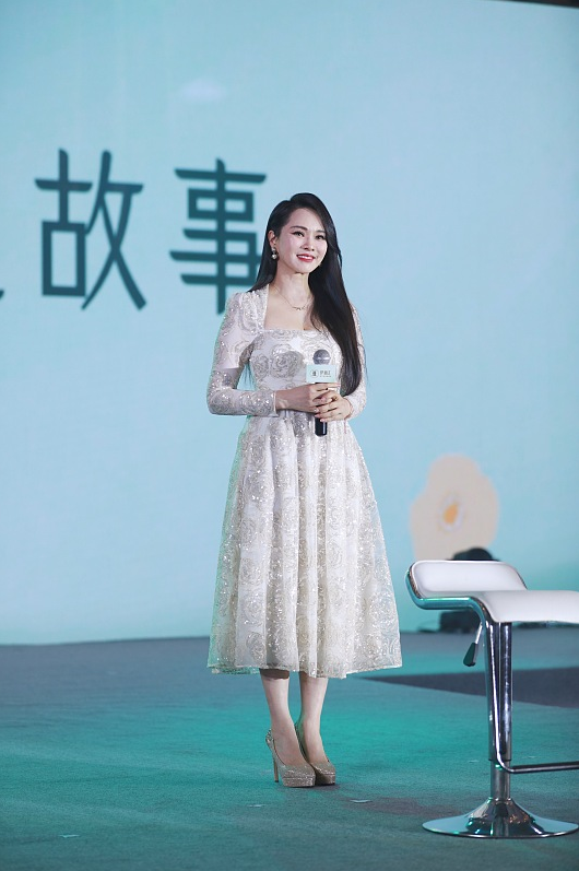 伊能静都54岁了可看着一点都不老穿优雅的裙子好美太年轻了