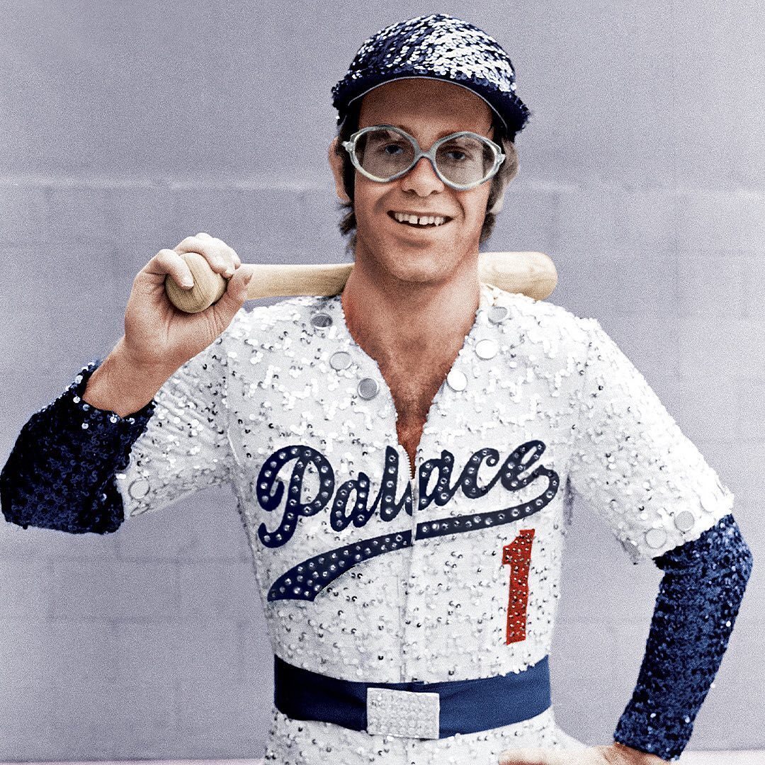 yoho潮流志 2022-03-09 16:08:32英国传奇音乐人 elton john 与滑板