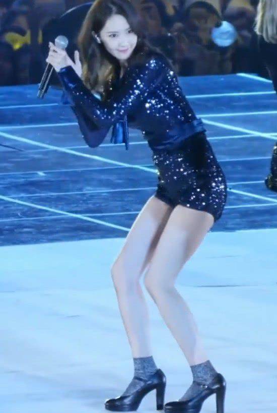 林允儿的腿曝露在聚光灯下终于变色了佩奇袜都救不了她