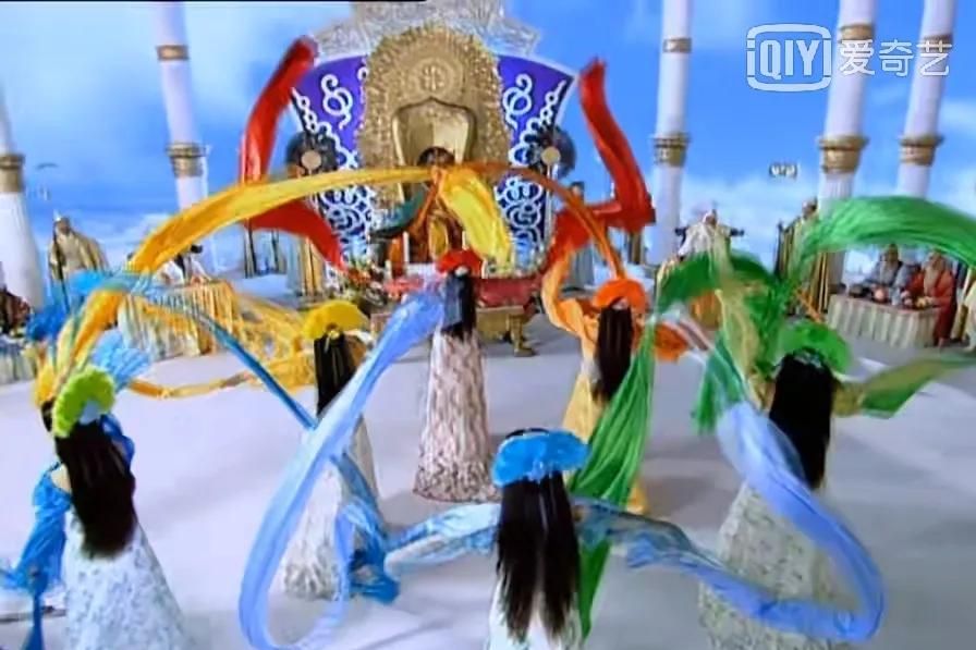 此时太上老君宣布宴会开始,我们需要率先上场表演天庭祥和舞,无奈