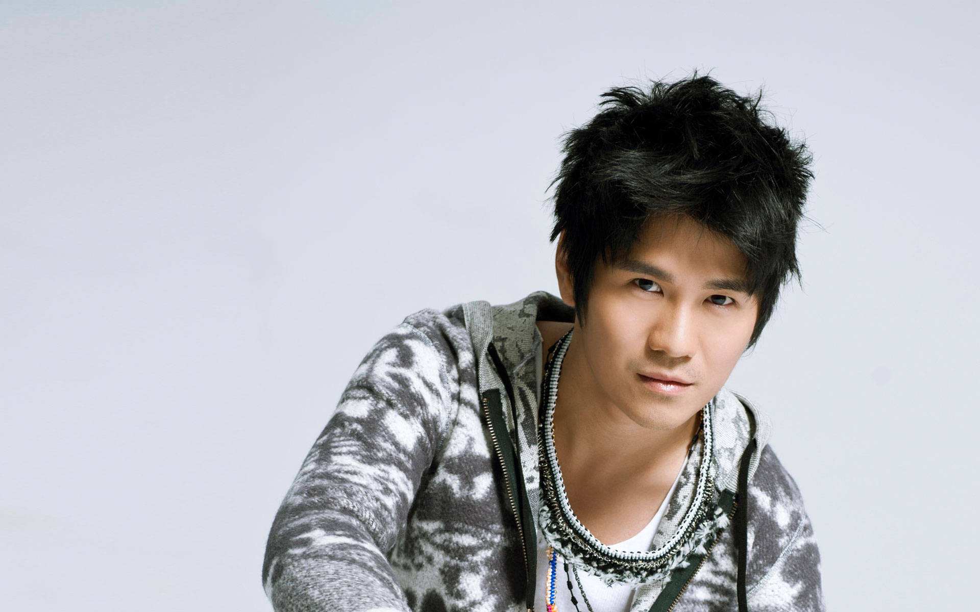 曹格酒后大闹餐厅爆粗口伤人遭依法送办曾因酒品差妻子提离婚