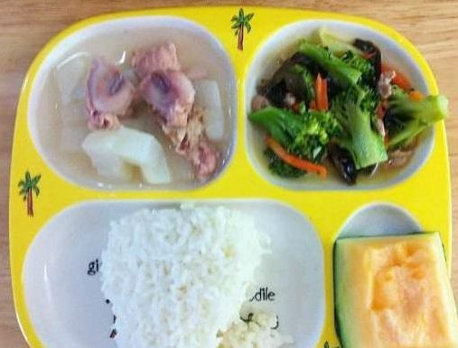 幼儿园老师晒出午餐,不料被家长发现“亮点”,想撤回但为时已晚休闲区蓝鸢梦想 - Www.slyday.coM