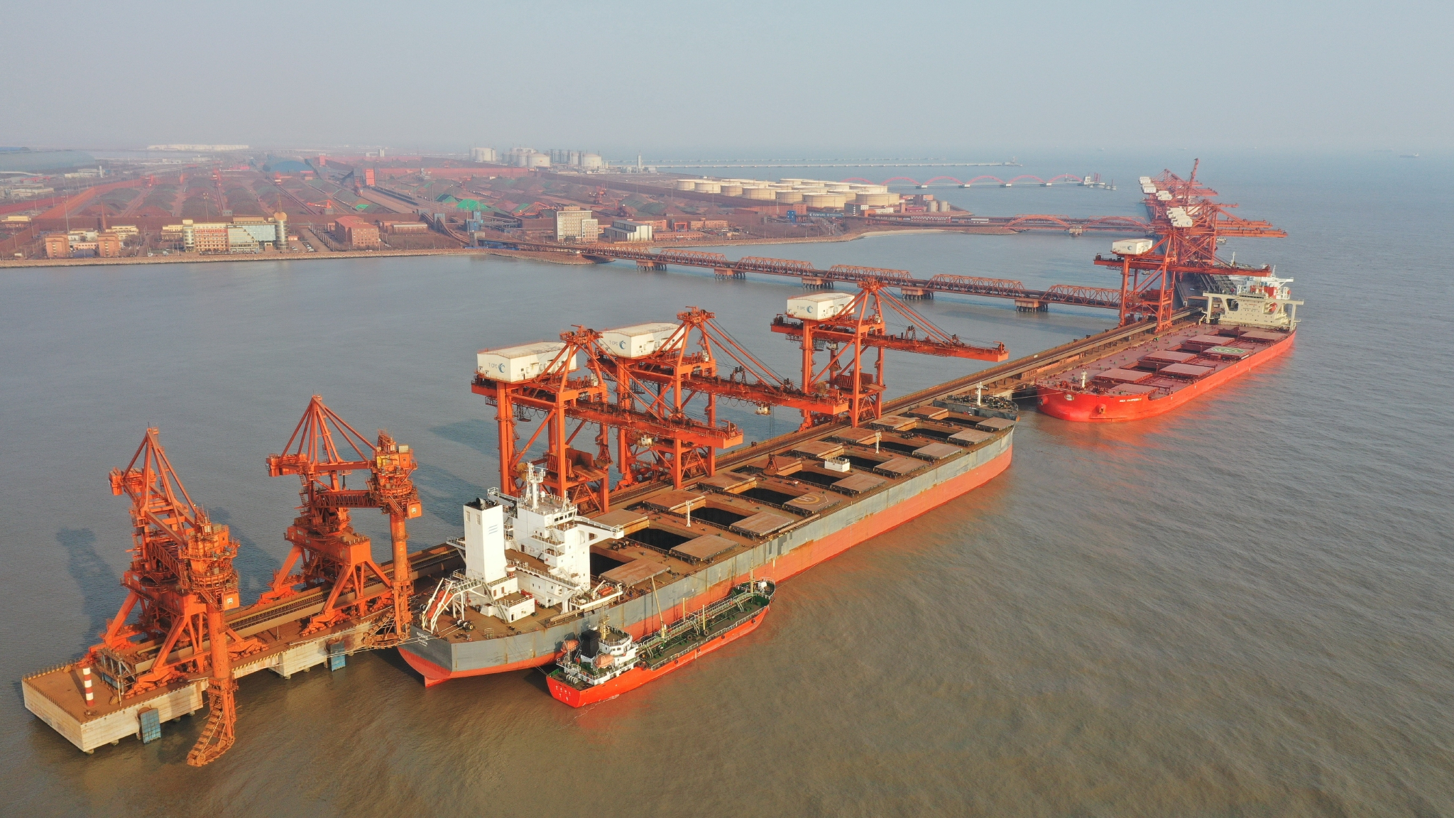 轮船靠泊在唐山港曹妃甸港区矿石码头卸货.