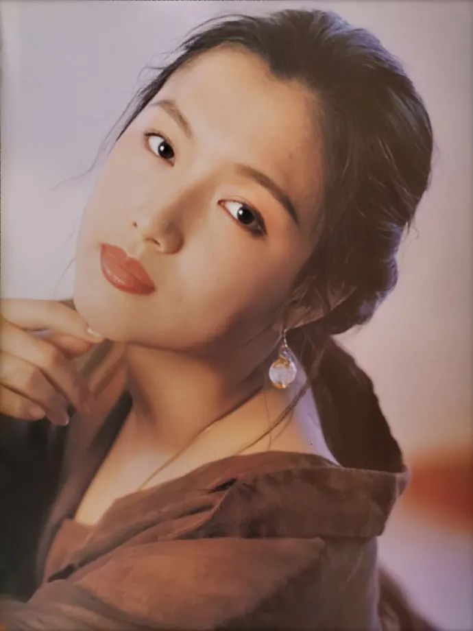 sammi的美貌不在于单独看多么的精致,而在于搭配和比例.