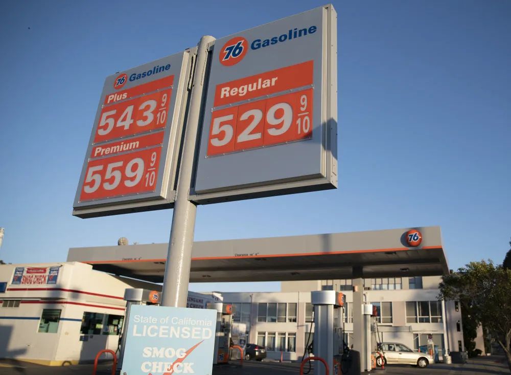 这是3月6日拍摄的美国旧金山湾区米尔布雷一家加油站.
