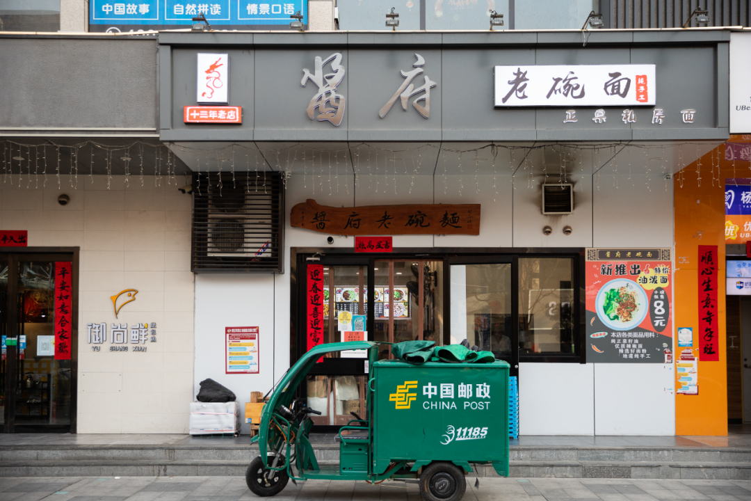 不过一到饭点,吃面的人就从四面八方赶来,毕竟是十几年的老店,生意