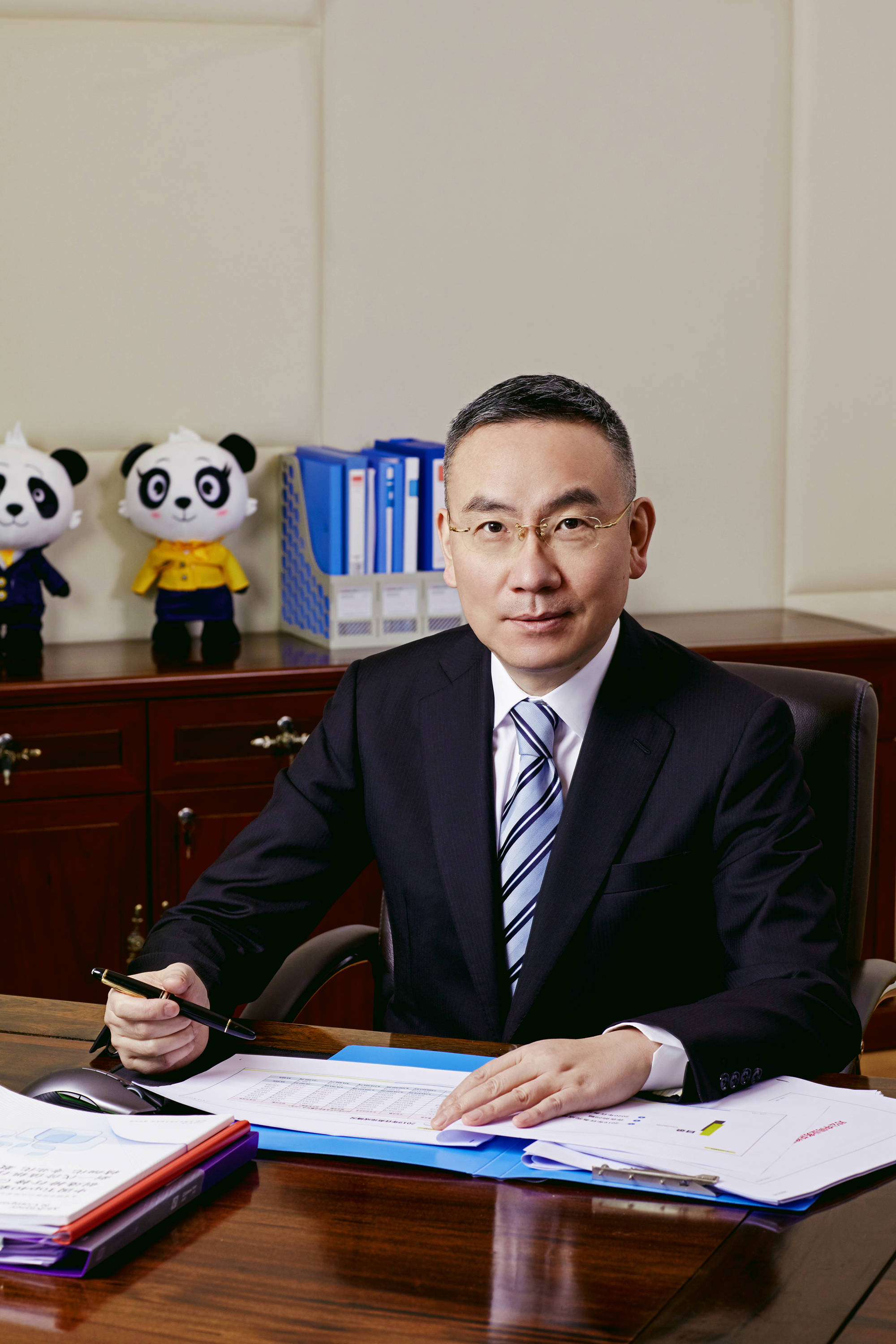 财眼观两会对话黄毅代表打造产业平台提供精准金融服务