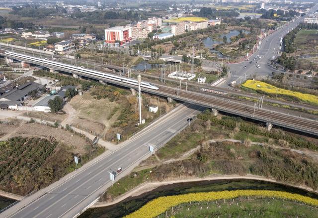 2022年3月7日,風和氣爽,四川省眉山市彭山區彭山北站桃花和油菜花迎春