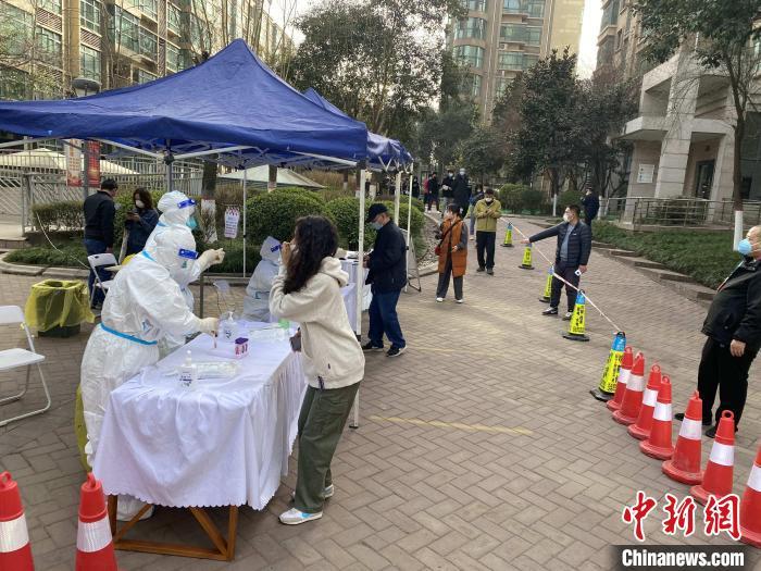 图为西安曲江新区一小区内，民众排队进行核酸检测。张一辰 摄