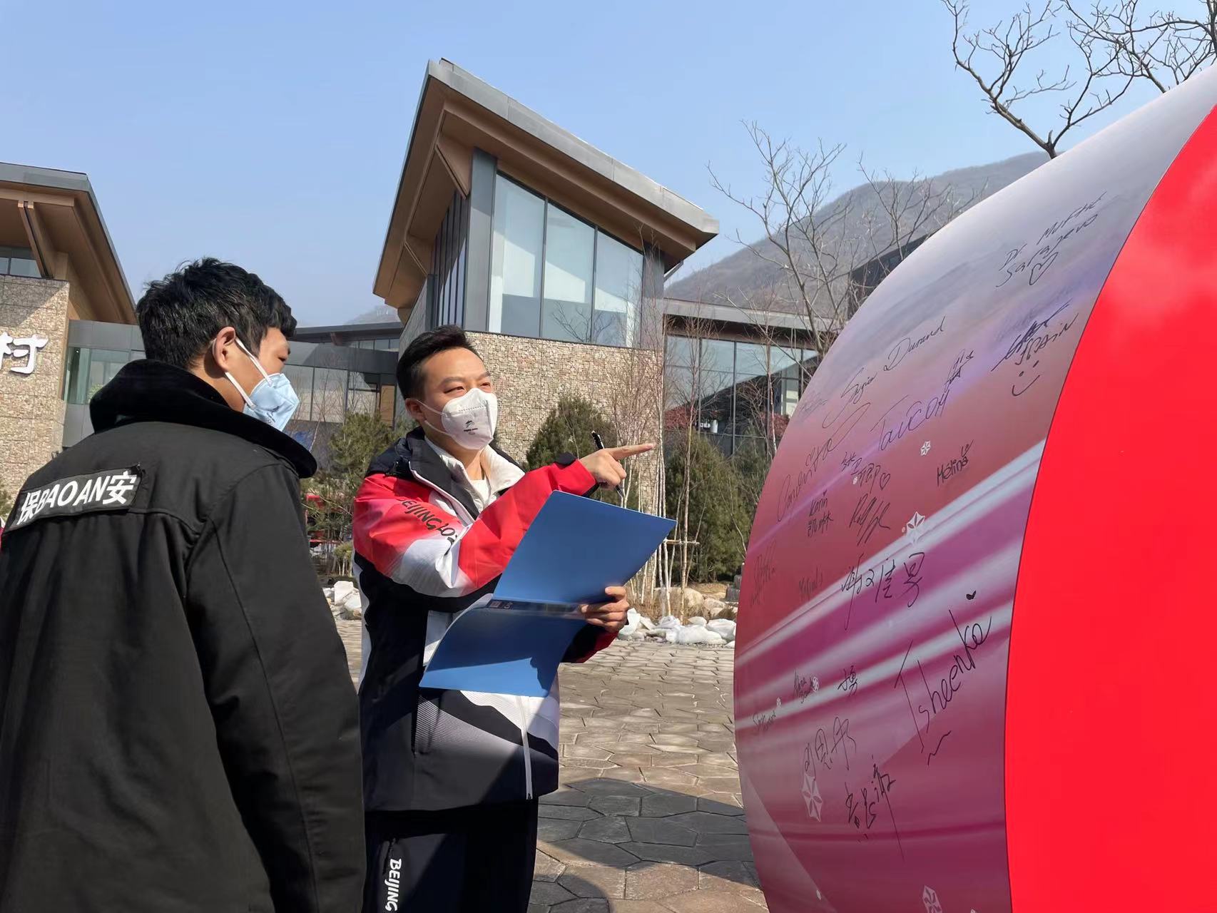 冬残奥村“夫妻档”并肩战斗，还收到了外籍运动员的小礼物休闲区蓝鸢梦想 - Www.slyday.coM