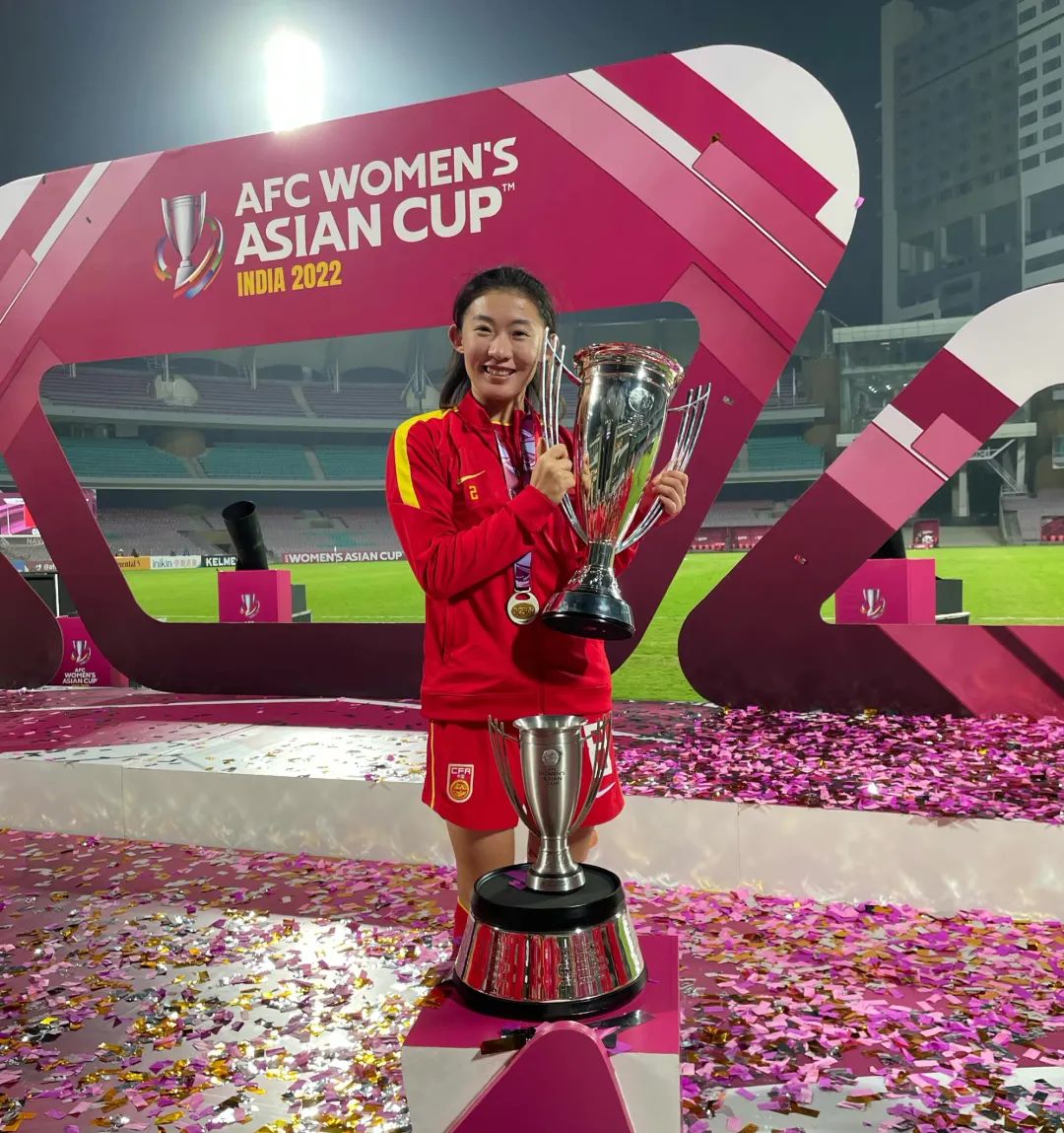2022年女足亚洲杯夺冠后,姚伟与冠军奖杯合影.受访者供图